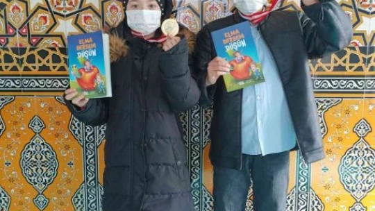 Dede ve torunların camideki renkli buluşması