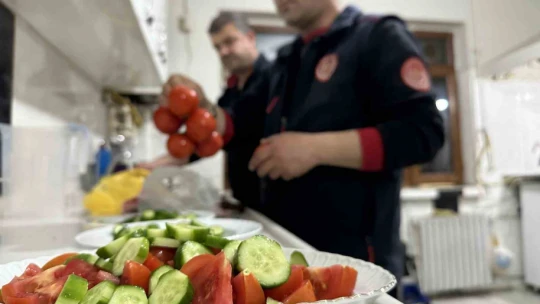 Deprem bölgesindeki itfaiyecilerin buruk sahuru