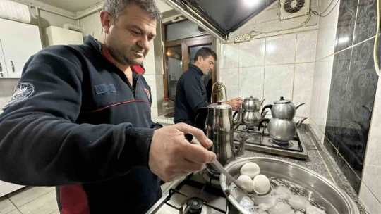 Deprem bölgesindeki itfaiyecilerin buruk sahuru