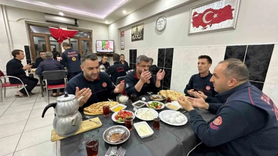 Deprem bölgesindeki itfaiyecilerin buruk sahuru