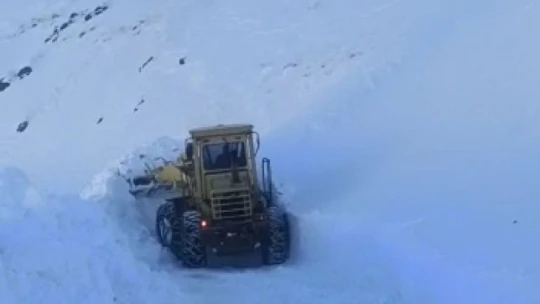 Deprem bölgesine yardımların ulaştırılması için ekipler çığ düşen yolu ulaşıma açtı