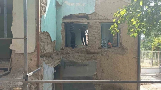 Deprem korkusu 110 yıllık harabe evi restore ettirdi