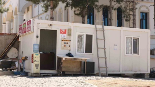 Deprem sonrası çok sevdiği ilçeyi terk etmedi, 3 yıldır konteynerde hizmet veriyor
