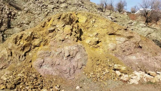 Deprem sonrası dağdan kopan dev kaya parçaları tehlike saçıyor