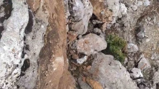 Deprem sonrası dağdan kopan dev kaya parçaları tehlike saçıyor