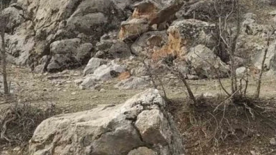 Deprem sonrası dağdan kopan dev kaya parçaları tehlike saçıyor
