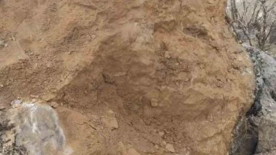 Deprem sonrası dağdan kopan dev kaya parçaları tehlike saçıyor