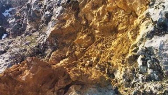 Deprem sonrası dağdan kopan dev kaya parçaları tehlike saçıyor