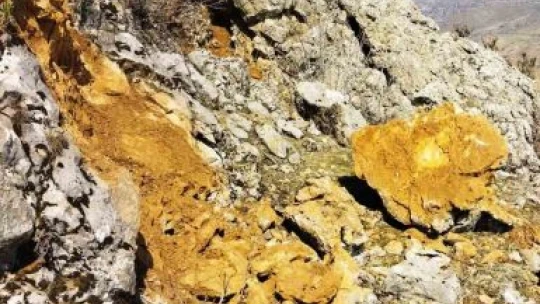 Deprem sonrası dağdan kopan dev kaya parçaları tehlike saçıyor