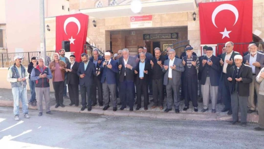 Deprem sonrası yıkılan Hasan Tahsin Paşa Camisi dualarla yeniden ibadete açıldı