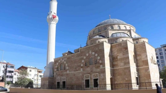 Deprem sonrası yıkılan Hasan Tahsin Paşa Camisi dualarla yeniden ibadete açıldı