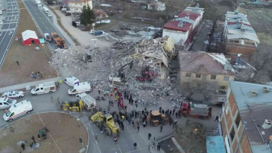 Depremde doğan ve depremde hayatını kaybeden Miraç'ın kabri başındaki detay yürek burktu