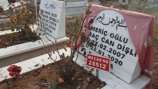 Depremde doğan ve depremde hayatını kaybeden Miraç'ın kabri başındaki detay yürek burktu
