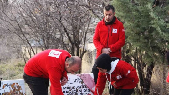 Depremde doğan ve depremde hayatını kaybeden Miraç'ın kabri başındaki detay yürek burktu