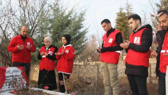 Depremde doğan ve depremde hayatını kaybeden Miraç'ın kabri başındaki detay yürek burktu