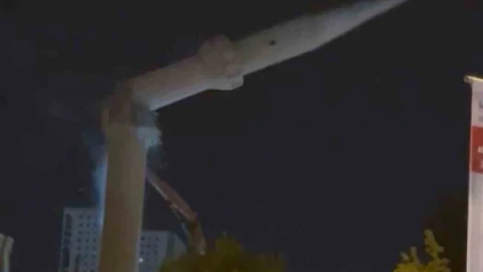 Depremde hasar alan cami minaresi yıkıldı