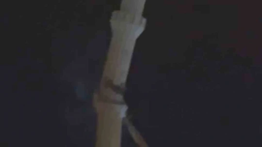 Depremde hasar alan cami minaresi yıkıldı
