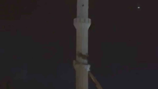 Depremde hasar alan cami minaresi yıkıldı