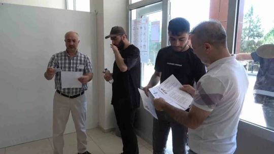 Depremde her şeyini kaybeden Malatyalı genç, Elazığ'da 1 dakika ile sınava giremedi