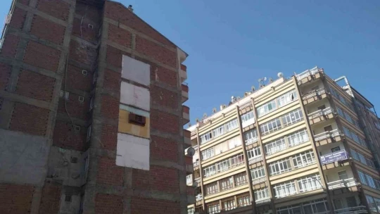 Depremde yıkılan binanın yanındaki apartmanda asılı kalan dolap kuşlara yuva oldu