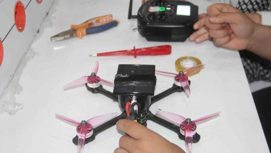 Depremden dolayı yarım kalan hayalini Elazığ'da gerçekleştirdi, güneş enerjili yarış dronu yaptı