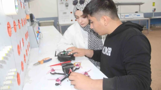 Depremden dolayı yarım kalan hayalini Elazığ'da gerçekleştirdi, güneş enerjili yarış dronu yaptı