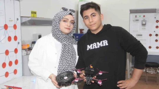 Depremden dolayı yarım kalan hayalini Elazığ'da gerçekleştirdi, güneş enerjili yarış dronu yaptı