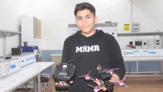 Depremden dolayı yarım kalan hayalini Elazığ'da gerçekleştirdi, güneş enerjili yarış dronu yaptı