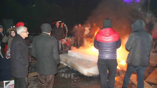 Depremden etkilenen Malatyalılar akşamı dışarıda geçiriyor