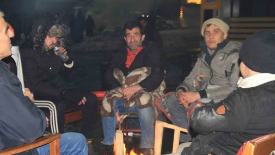 Depremden etkilenen Malatyalılar akşamı dışarıda geçiriyor
