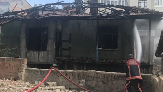 Depremden sonra boşaltılan 2 katlı ev yandı