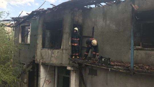 Depremden sonra boşaltılan 2 katlı ev yandı
