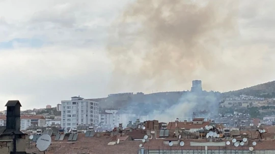 Depremden sonra boşaltılan 2 katlı ev yandı