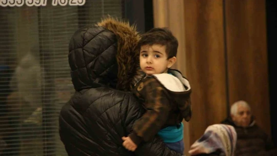 Depremi yaşayan Elazığlılar fuar merkezlerine akın etti