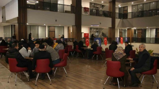 Depremi yaşayan Elazığlılar fuar merkezlerine akın etti