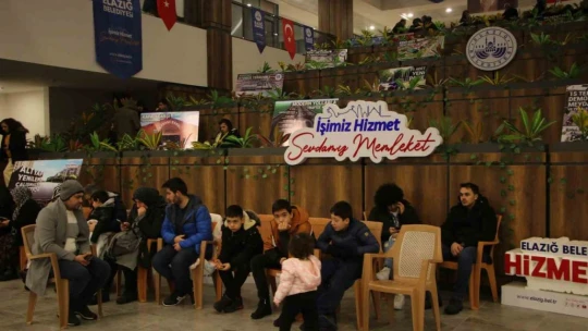 Depremi yaşayan Elazığlılar fuar merkezlerine akın etti