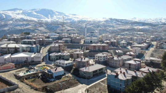 Depremin merkez üssü Sivrice'de kaymakamlık, esnafı yalnız bırakmıyor