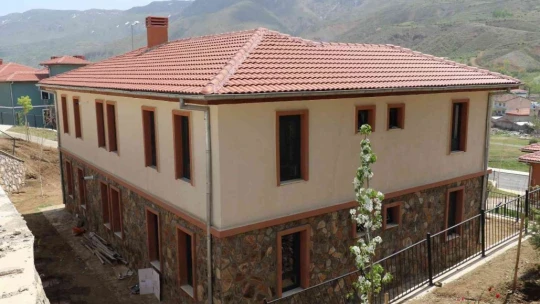 Depremin merkez üssü Sivrice'de vatandaşlar çifte bayram yaşıyor