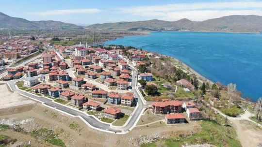 Depremin merkez üssü Sivrice'de vatandaşlar çifte bayram yaşıyor