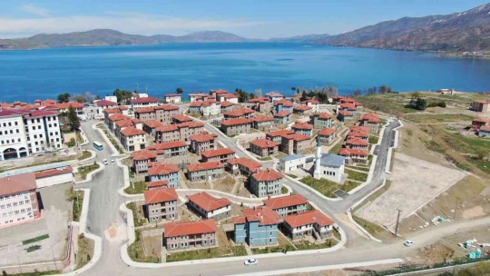 Depremin merkez üssü Sivrice'de vatandaşlar çifte bayram yaşıyor