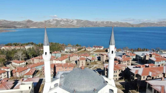 Depremin merkez üssü Sivrice'de vatandaşlar çifte bayram yaşıyor