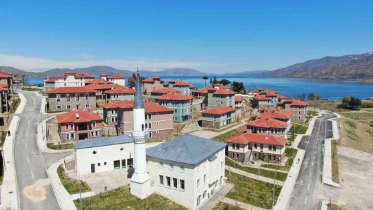 Depremin merkez üssü Sivrice'de vatandaşlar çifte bayram yaşıyor