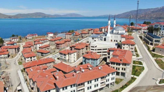 Depremin merkez üssü Sivrice'de vatandaşlar çifte bayram yaşıyor