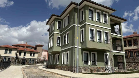 Depremin merkez üssünde göl manzaralı TOKİ konutları dikkat çekiyor