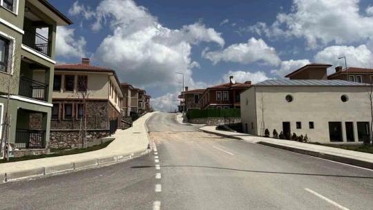 Depremin merkez üssünde göl manzaralı TOKİ konutları dikkat çekiyor