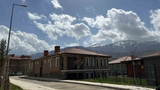 Depremin merkez üssünde göl manzaralı TOKİ konutları dikkat çekiyor