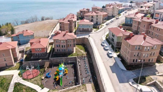 Depremin merkez üssünde göl manzaralı TOKİ konutları dikkat çekiyor