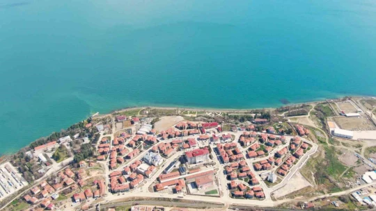 Depremin merkez üssünde göl manzaralı TOKİ konutları dikkat çekiyor