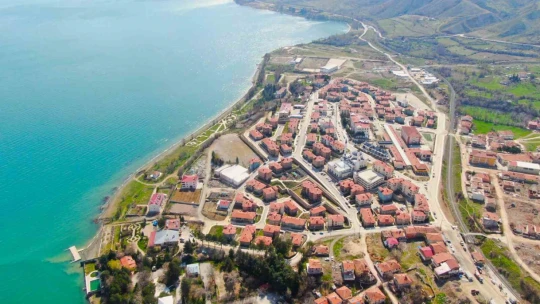 Depremin merkez üssünde göl manzaralı TOKİ konutları dikkat çekiyor