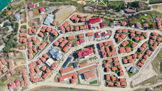 Depremin merkez üssünde göl manzaralı TOKİ konutları dikkat çekiyor
